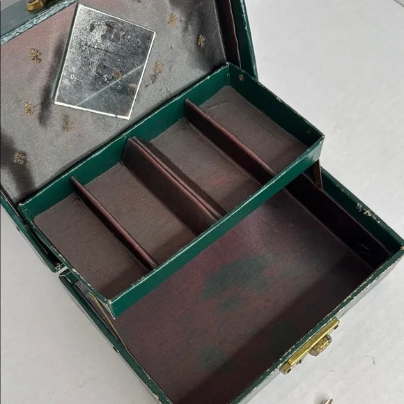 Vintage Green Jewelry Box with Gold Accents with Key - Picture 3 of 9